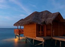 Fihalhohi island resort - vodní bungalov