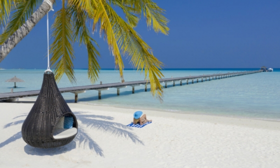 Holiday Island resort - zájezd na Maledivy